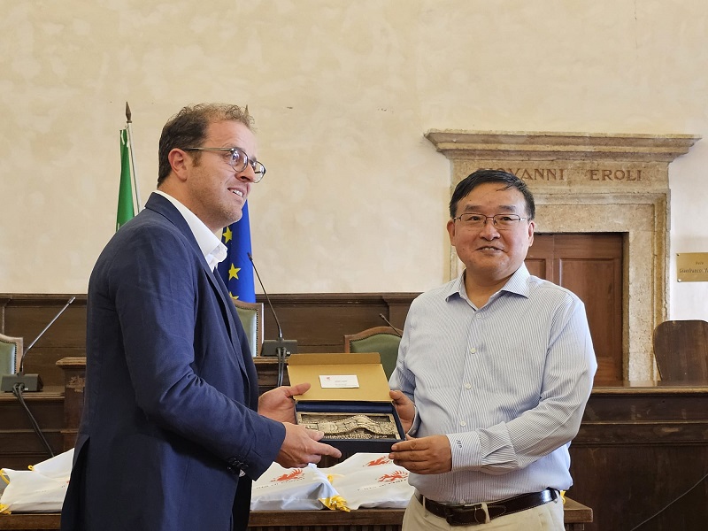 immagine notizia (PTN) Narni, il Sindaco Lucarelli ha ricevuto l’ambasciatore cinese in Italia Jia Guide